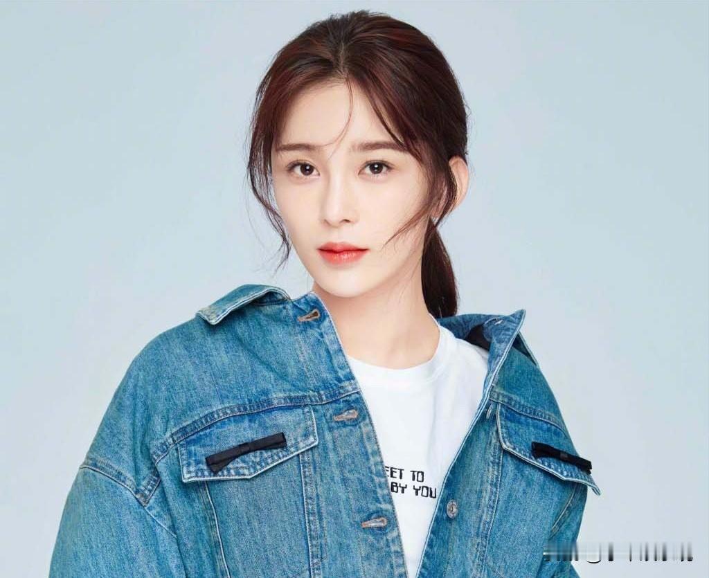 赵樱子突然在直播里说，身边工作人员对她“像仇人一样”。这话扔出来，听着都扎心。