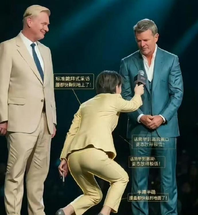 这两张图对比起来，相似度不要太高。
而且这种场合怎么可能会少了老胡呢？
前不久，