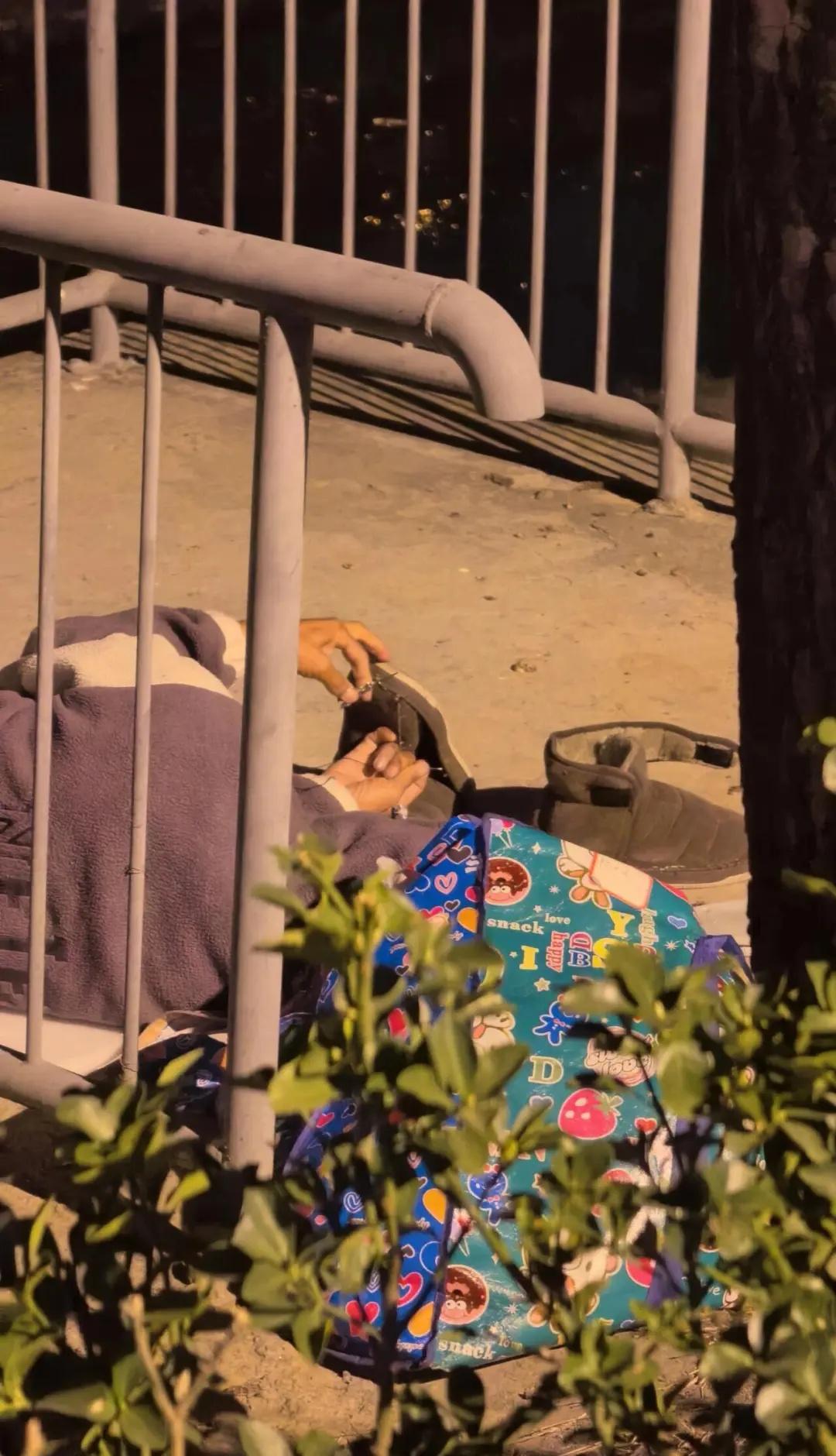 晚上在河边跑步，看到了一个大哥（或大爷）躺在河边的水泥台子上，回头看发现他侧躺在