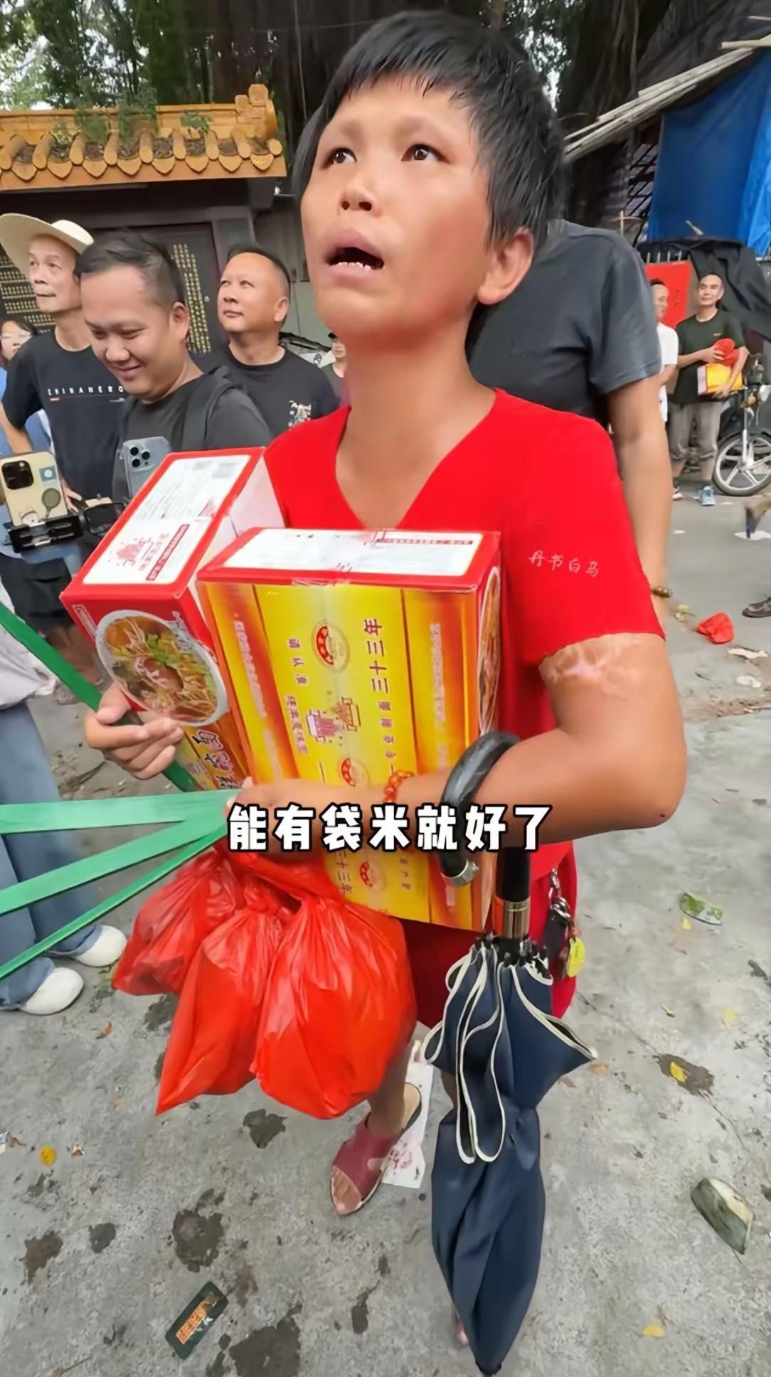 最近潮汕施孤现场，一位红衣女子引发很多人的关注。

她今年才32岁，刚出生就被亲