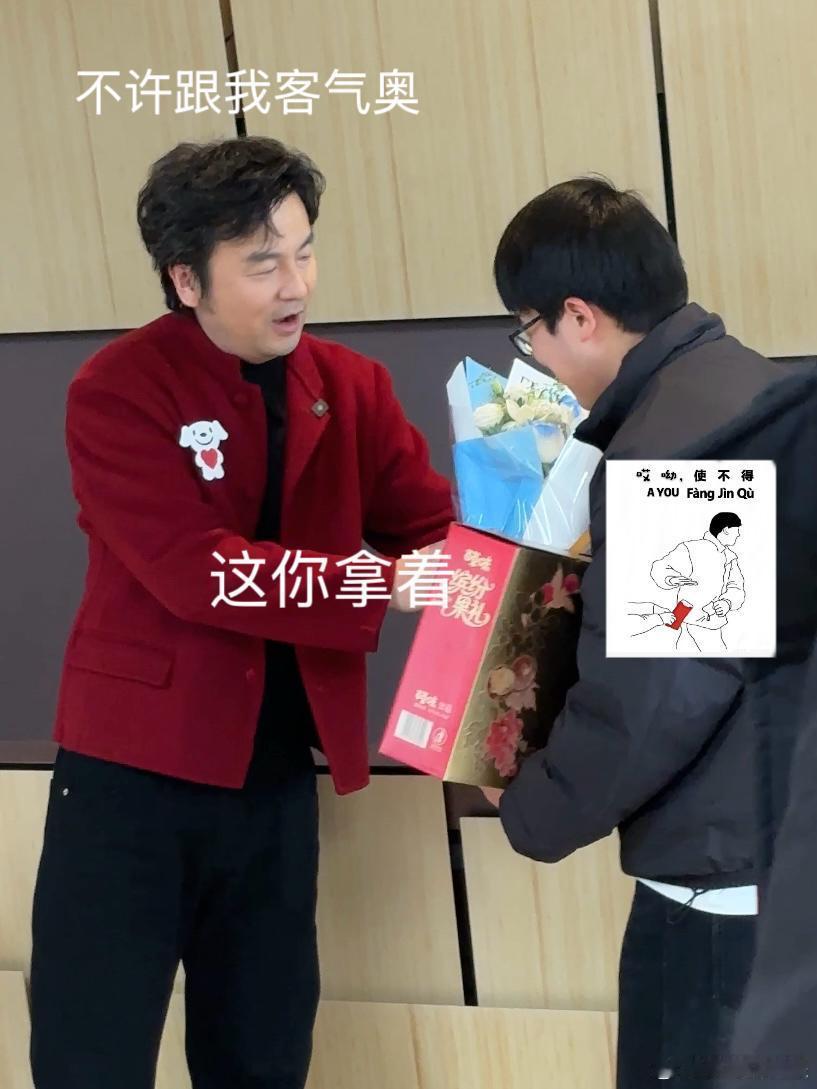 雷佳音自带坚果上街唠嗑 上海街头名场面！雷佳音带坚果见人就送，拉着唠嗑半钟头，自