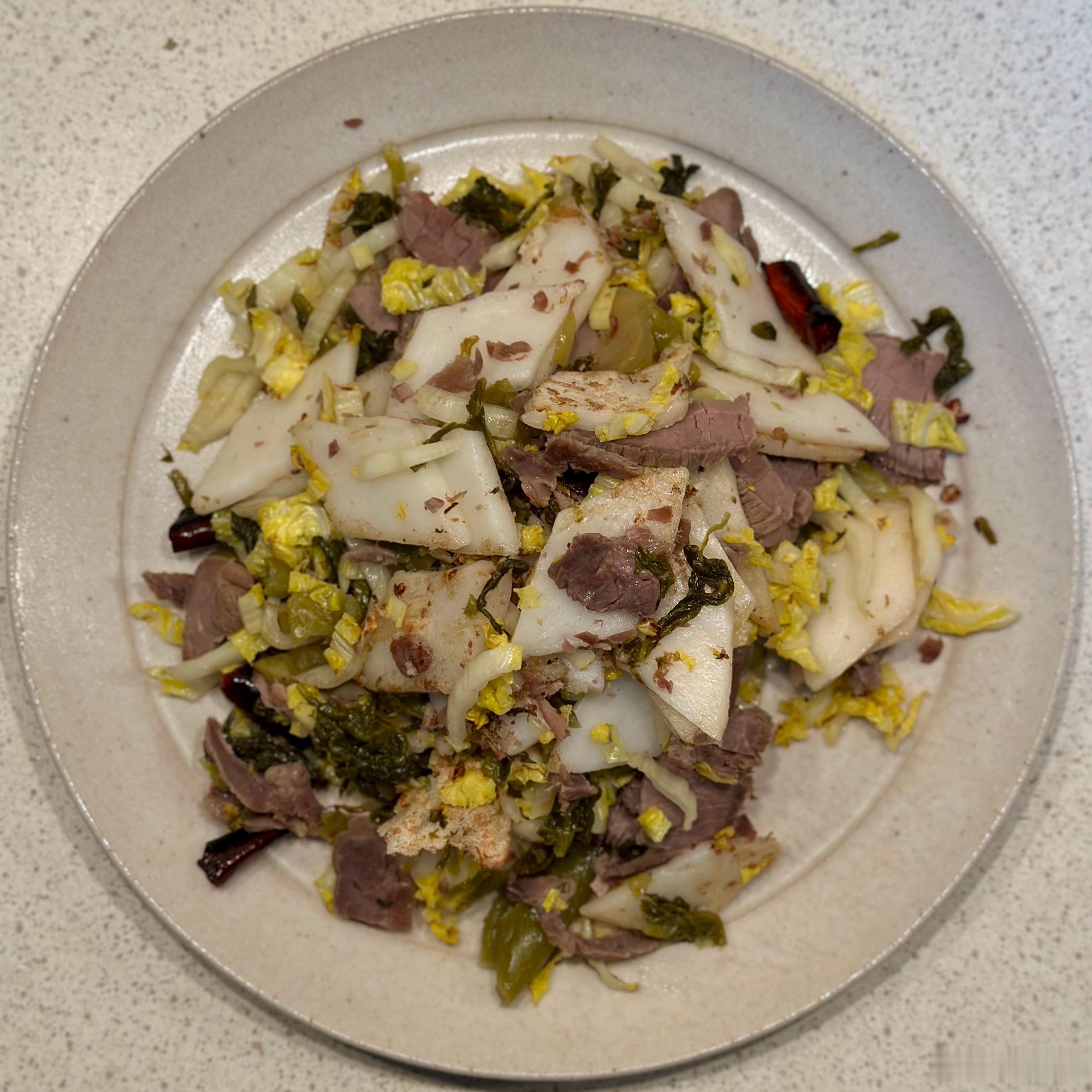 晚餐。牛肉酸菜炒饵块，舒服。[哈哈] ​​​
