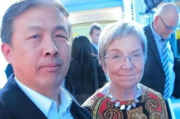 “晚一秒就万劫不复！中国该立刻向美国低头，交出发展权才能保命！” 很多人现在再回