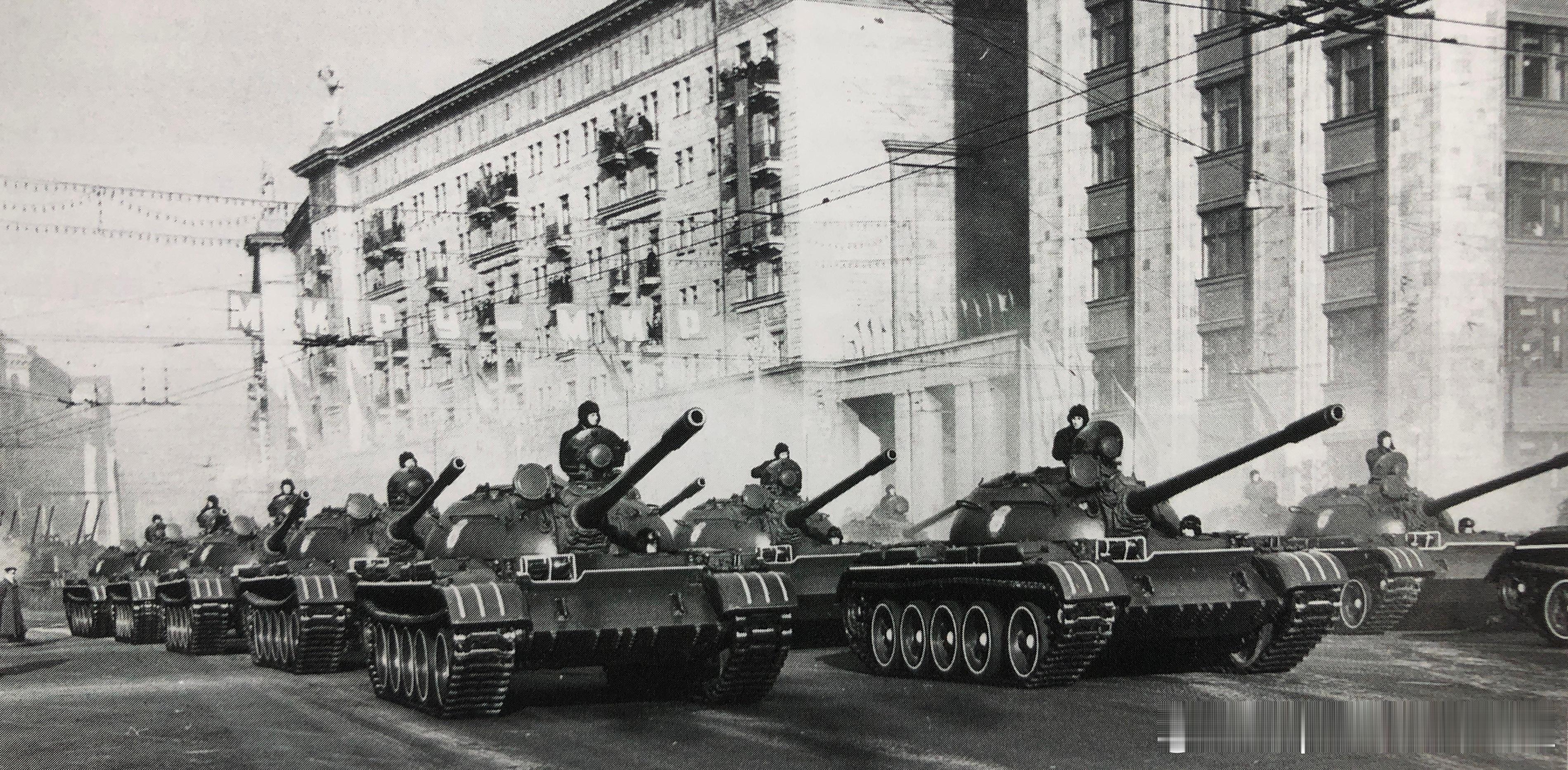1962年11月7日红场阅兵中Т-54Б坦克群从高尔基大街驶向红场军事历史全触达