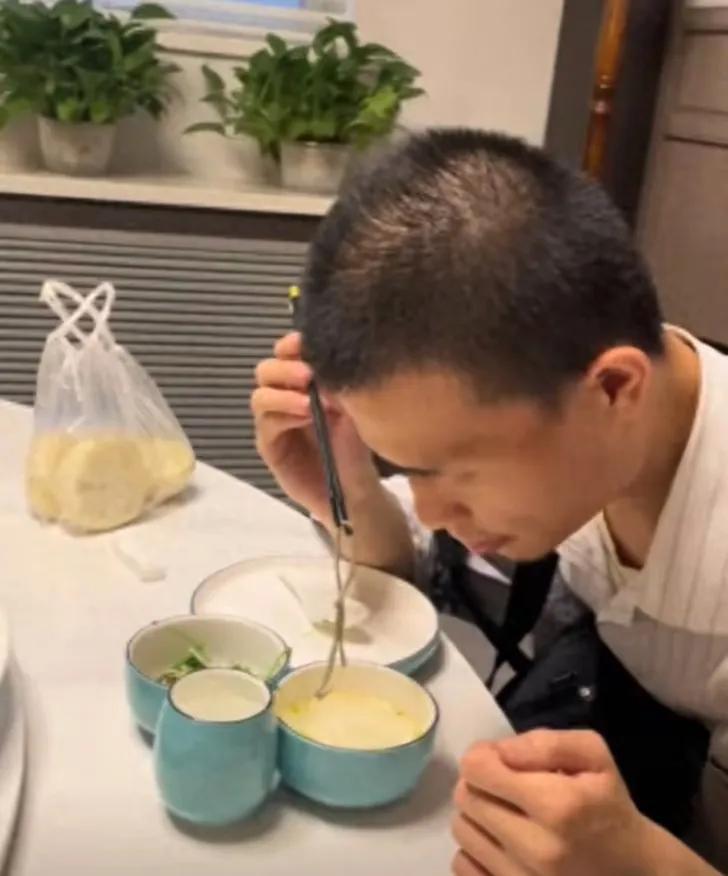 韦东奕穿旧运动服啃馒头的生活背后令人意难平

韦东奕的一路成长离不开父亲的谆谆教