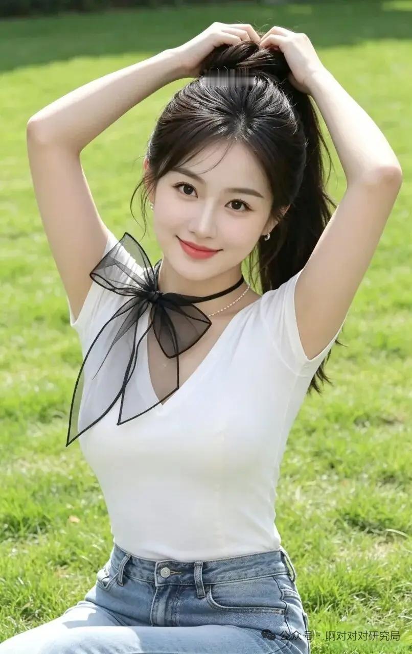 阳光下，那个黑发蝴蝶结的甜美少女，就像一幅清新自然的画卷。她的黑发散落在肩头，发