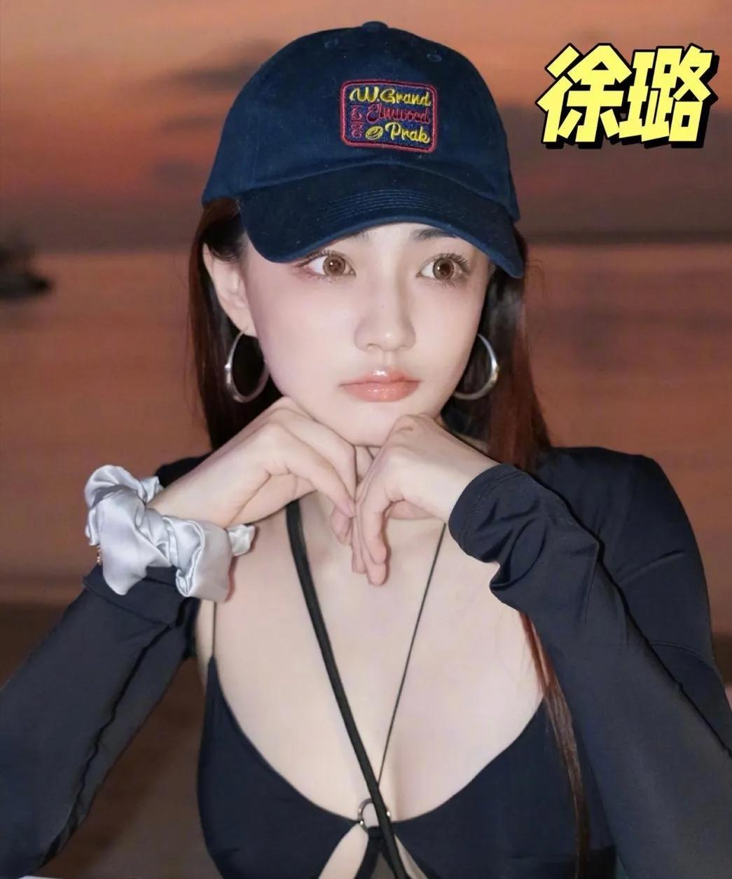 徐璐这身材也是没谁了！🔥
海边随拍太绝了，黑色修身衣配上棒球帽，简单又高级。