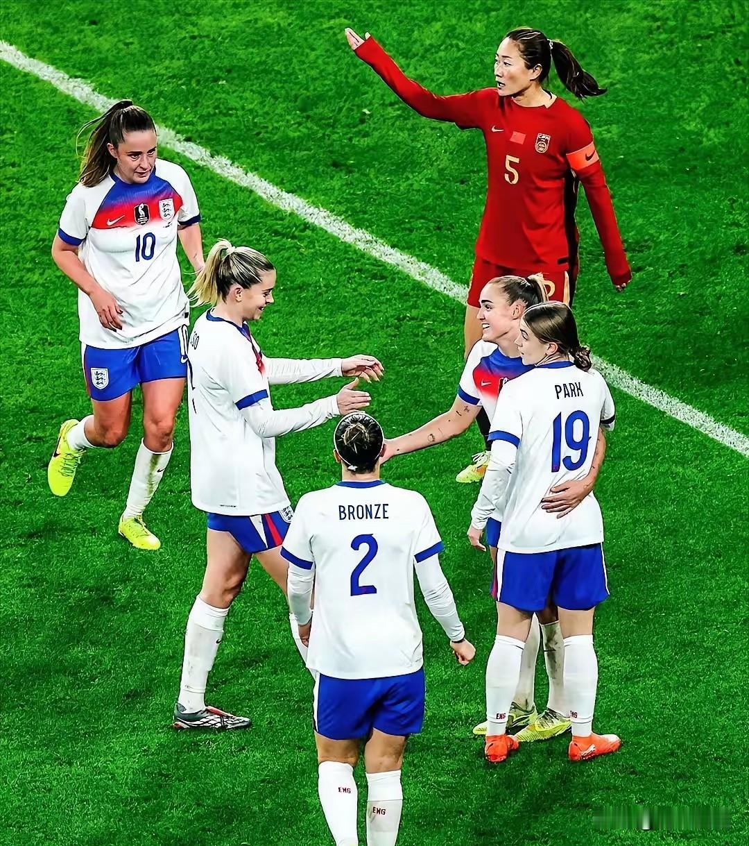 看完这场0比8的惨败，最扎心的不是比分，而是对手那句“让中国队看起来非常平庸”。