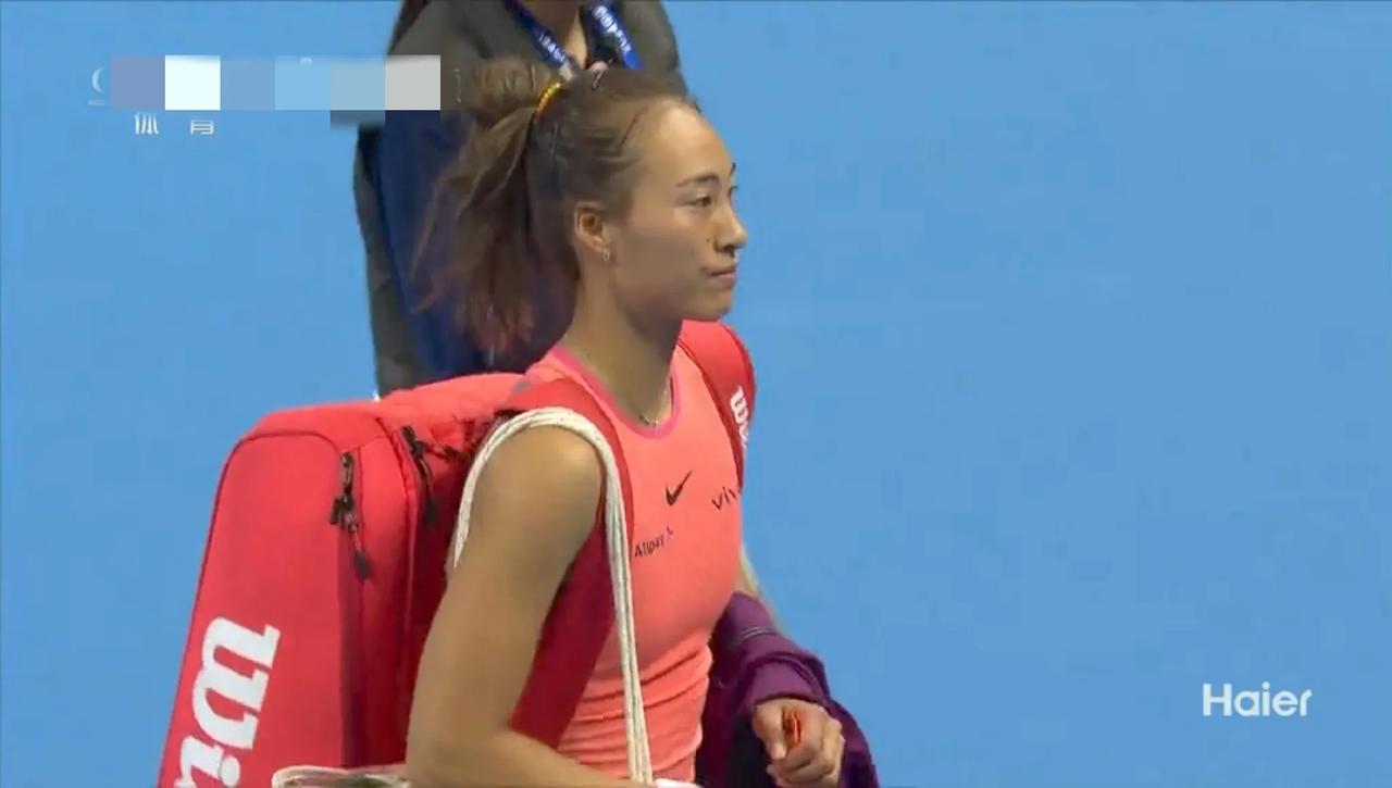 郑钦文，这个丫头有股子狠劲儿！
受伤疼得落泪，一声不吭；
治疗之后，不时摸手，咬