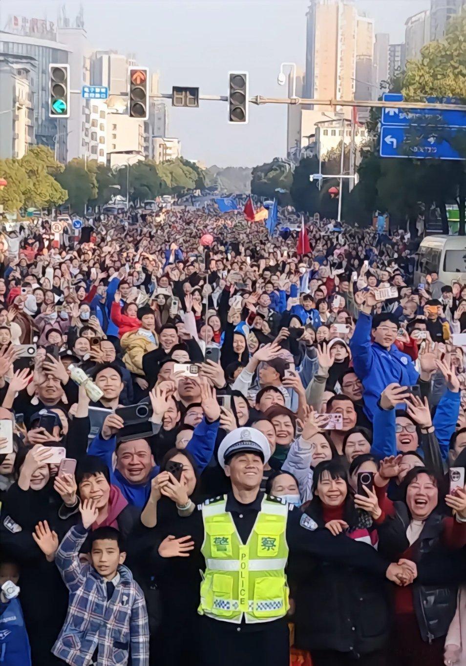 永州队湘超夺冠后巡游这张照片很喜欢 
