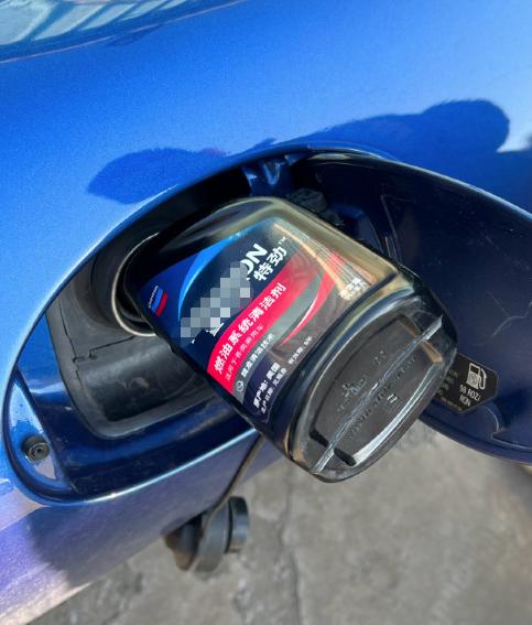 我发现现在不管是汽修厂，还是汽车售后，最喜欢推荐的就是燃油添加剂，你别小看那几瓶