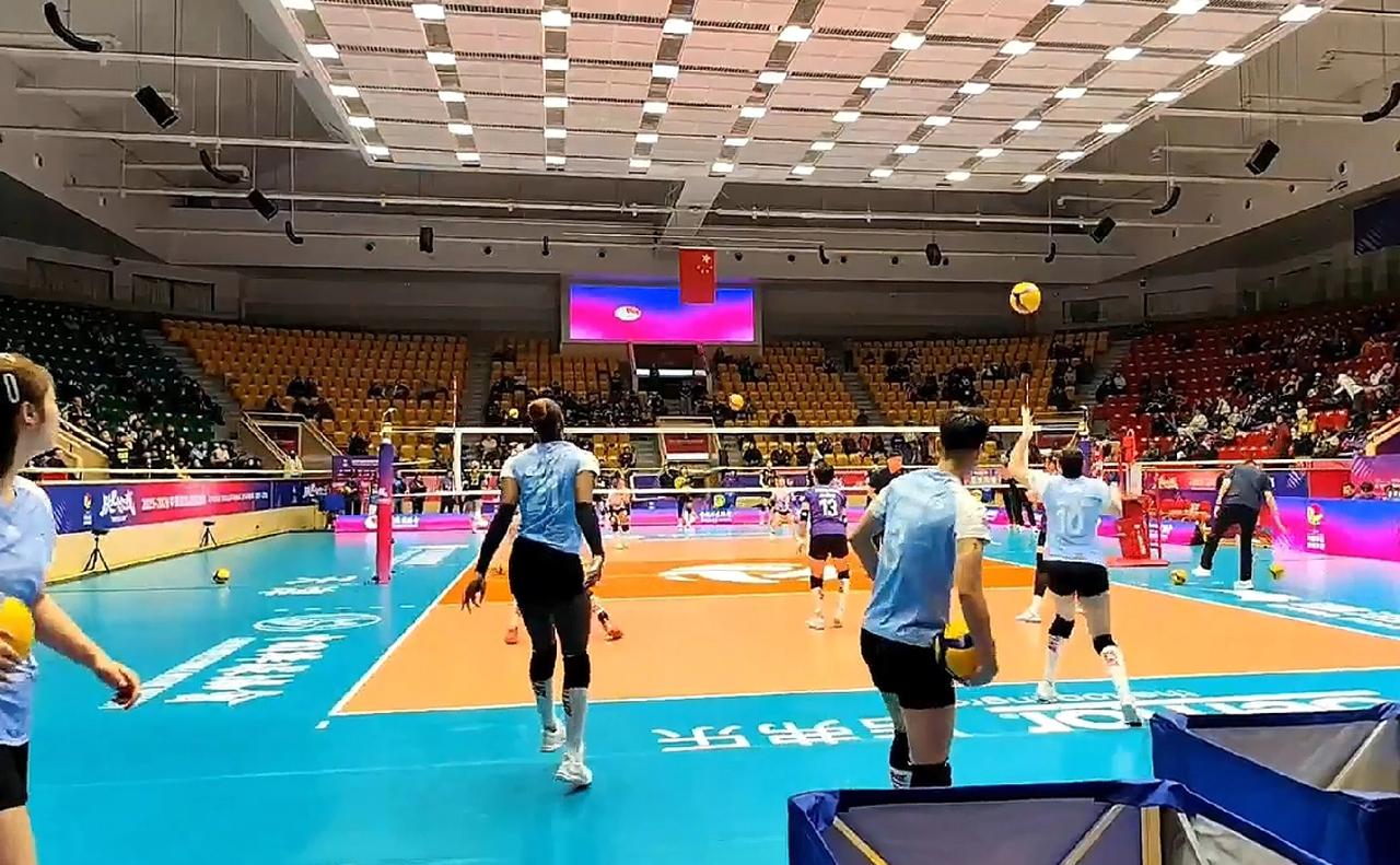 天津女排调整比赛第二局首发阵容！主攻手刘美君首发上场比赛增加一传稳定性。天津女排