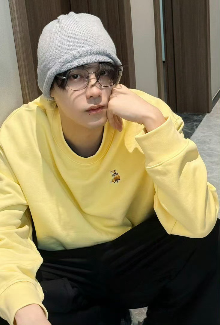 田栩宁｜今日份日常营业，身穿柠檬黄卫衣，和粉丝双向奔赴！！！田栩宁穿柠檬黄营业