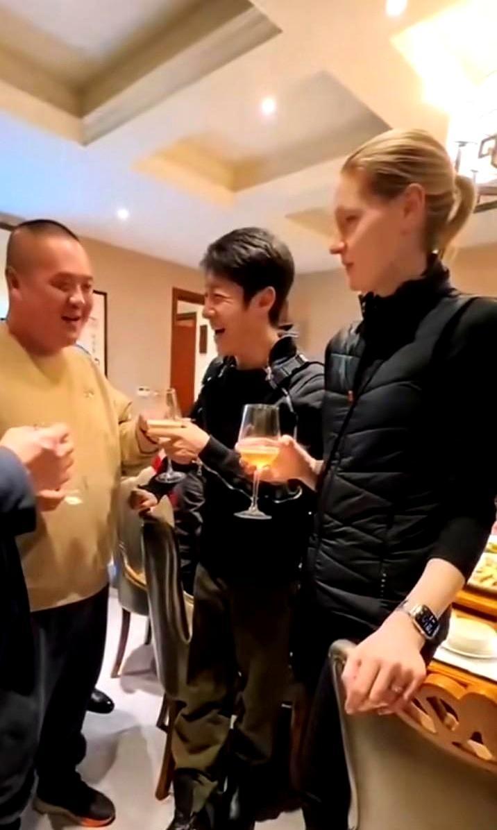 吉尼斯认证官除夕夜在干嘛？
不是认证纪录，而是给娃挑鱼刺。
撒贝宁刚下春晚，武汉