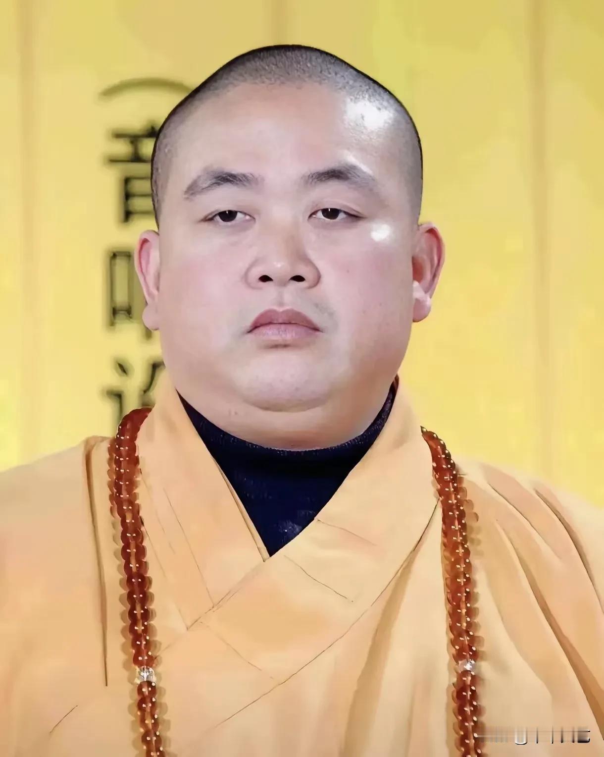 在释永信这种婴儿肥的面容下，一步一步把少林寺推向国际世界，有一定的贡献。
但是“