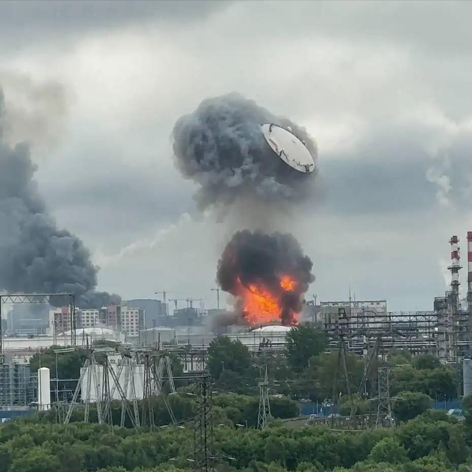 乌克兰无人机命中目标，俄罗斯储油罐直接被当场炸飞天！

6月18号当天，中国的京