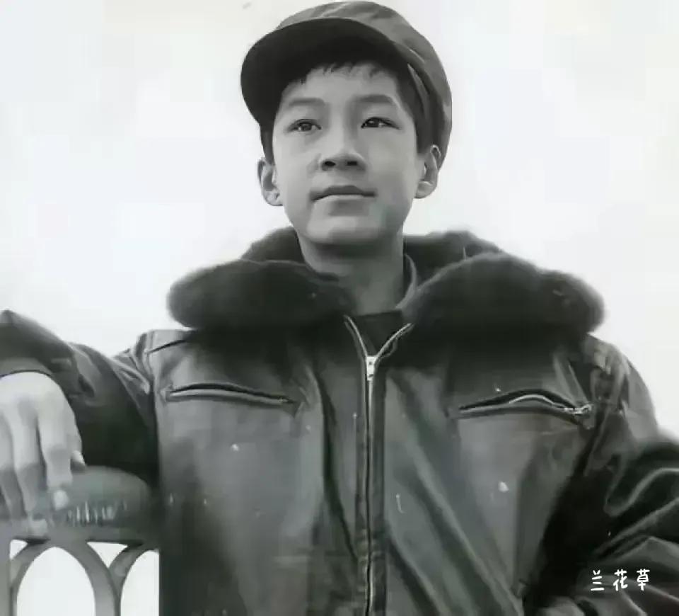 看看他俩是不是同一个人？
演员的本事就是演谁就是谁，生活中还是他本人，吃喝拉撒，