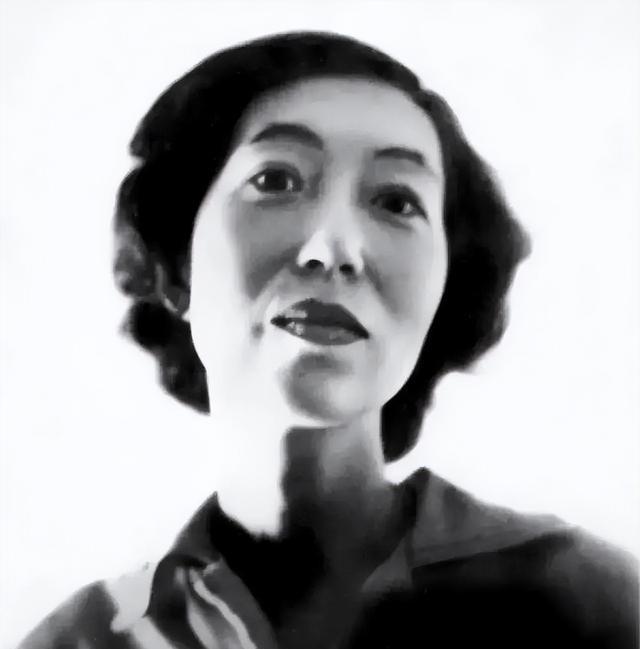 75岁张爱玲死在行军床上，满屋是用过的卫生纸，遗嘱：不许看遗体。1995年，75