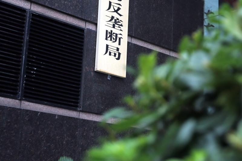 悲观者遇事情，只看到黑暗；乐观者却更为清醒。唯有依靠自己，并与亲人携手，才能战胜