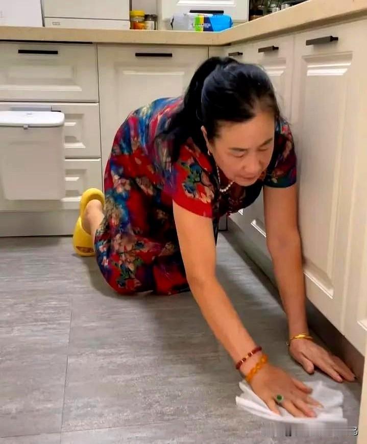 我是儿媳妇，我很尊重爱护我的公婆。

昨天下班回家看到婆婆蹲在厨房擦地砖缝，头发