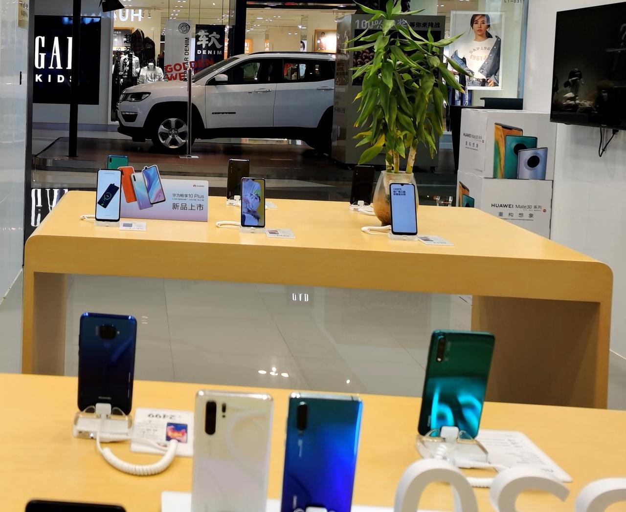 房子车子都降价了，为什么手机价格一直坚挺着？
这几年房子价格对半减，车子价格降得