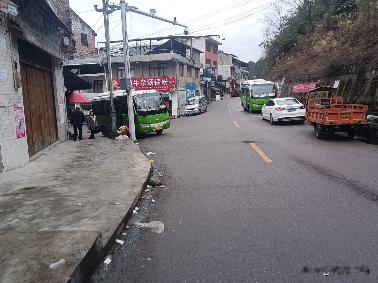 从黄平县浪洞镇到贵阳，坐车路程估计三小时到。在浪洞镇三岔路口拍了三张照片，路过黄