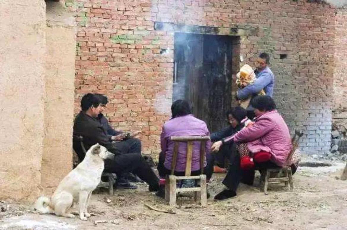 #如何用一句话证明农民的辛苦不容易# 只有过年能穿几天干净衣服。