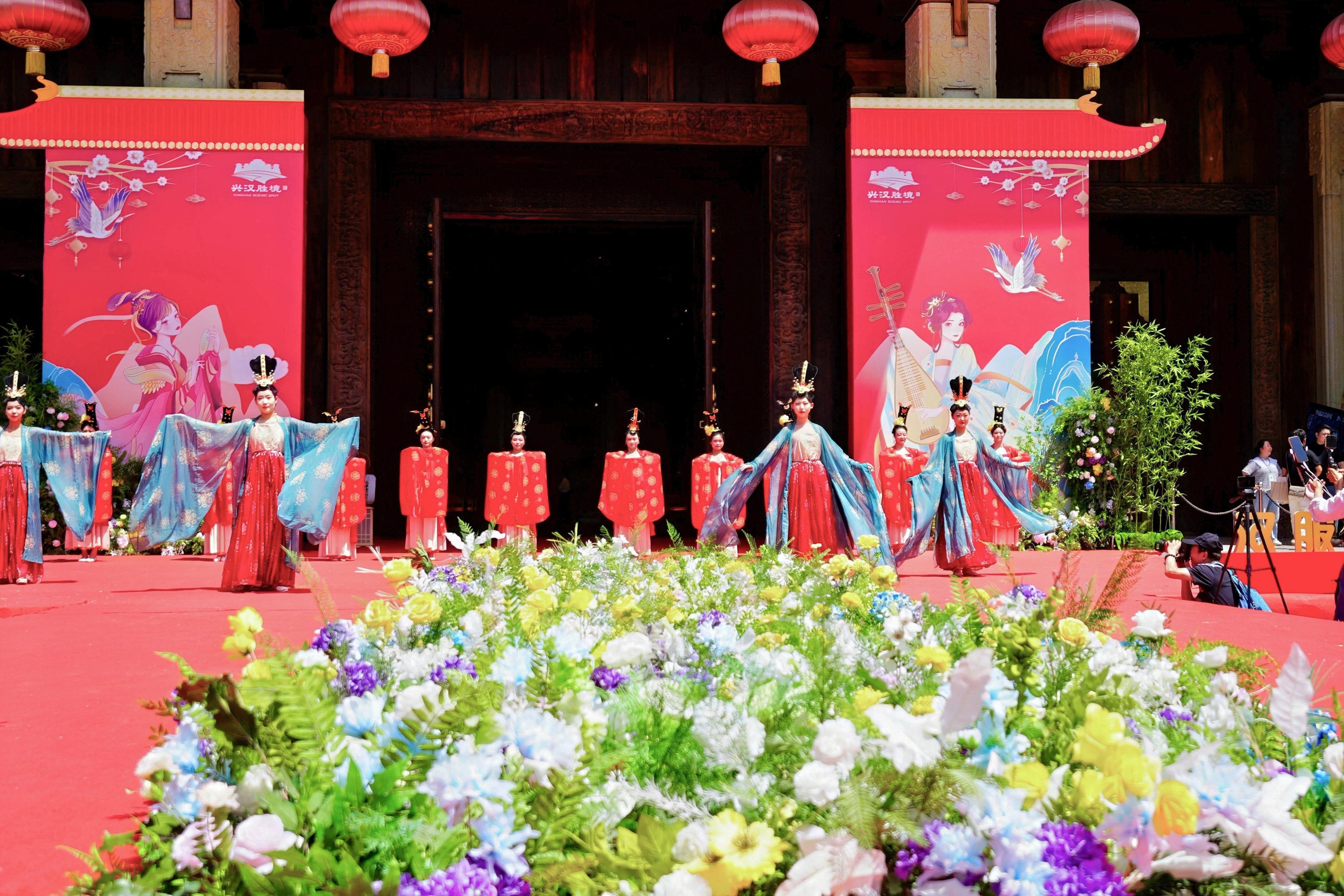 陕西五一上演千人汉服节【兴汉胜境五一汉服节邀您共赴千年之约[心][哈哈]】五一假