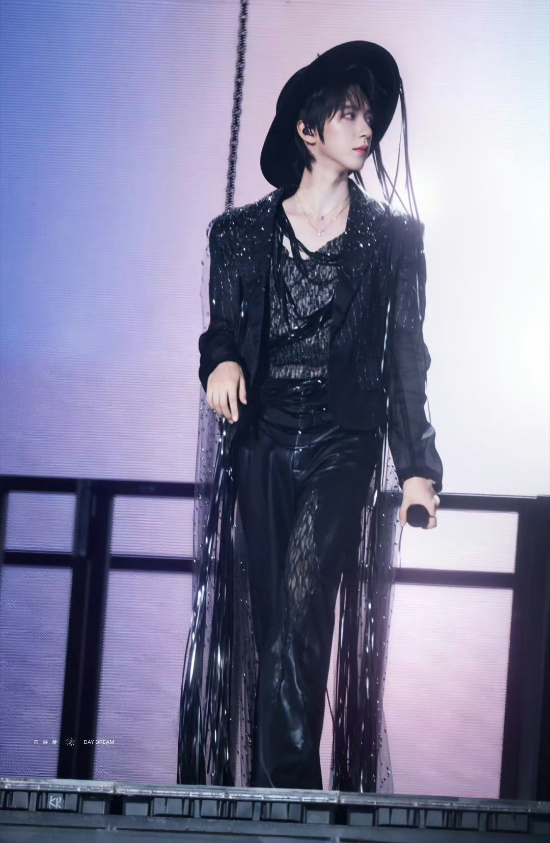 贺峻霖 黑天使谁能躲过贺峻霖黑天使舞台！收官演唱会《词不达意》 solo氛围感封