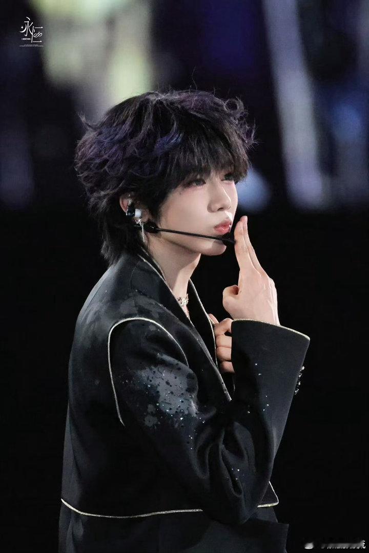 陈奕恒红棕卷毛✨红棕卷毛造型彻底出圈，演唱会巨幕加持，颜值狠狠惊艳全场在场观众。
