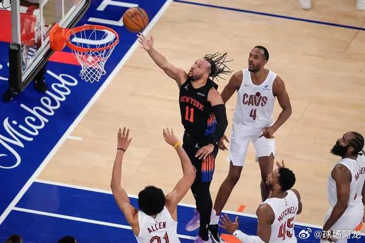 NBA季后赛继续进行，纽约尼克斯队再次赢球扩大领先。哈特得到26分和7次助攻，唐