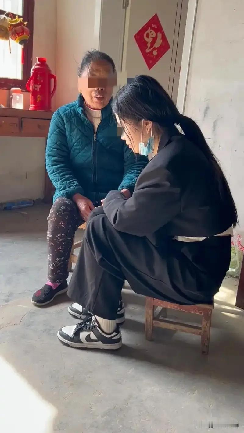 奶奶真是人间清醒。
孙女问奶奶:“一个有钱人相中我了，我不喜欢他，怎么办？”奶奶