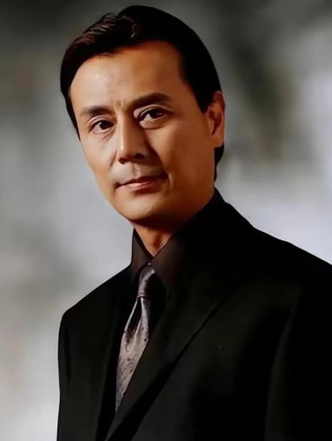 刘德凯年轻时是真帅，《一帘幽梦》令人着迷。如今72岁了，身边有一个小他16岁女友