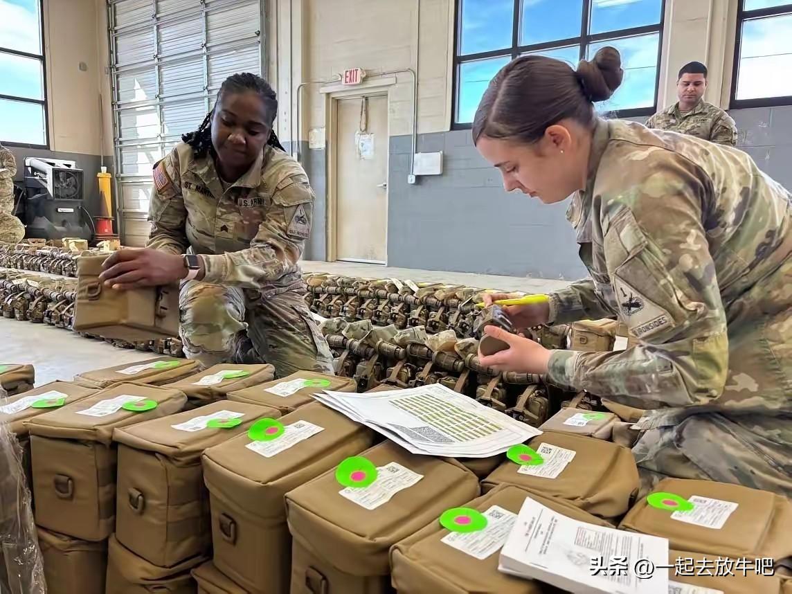 美国太豪横了，一堆堆的夜视仪。
夜视仪是美国单兵装备之一，而且在平常的训练当中，