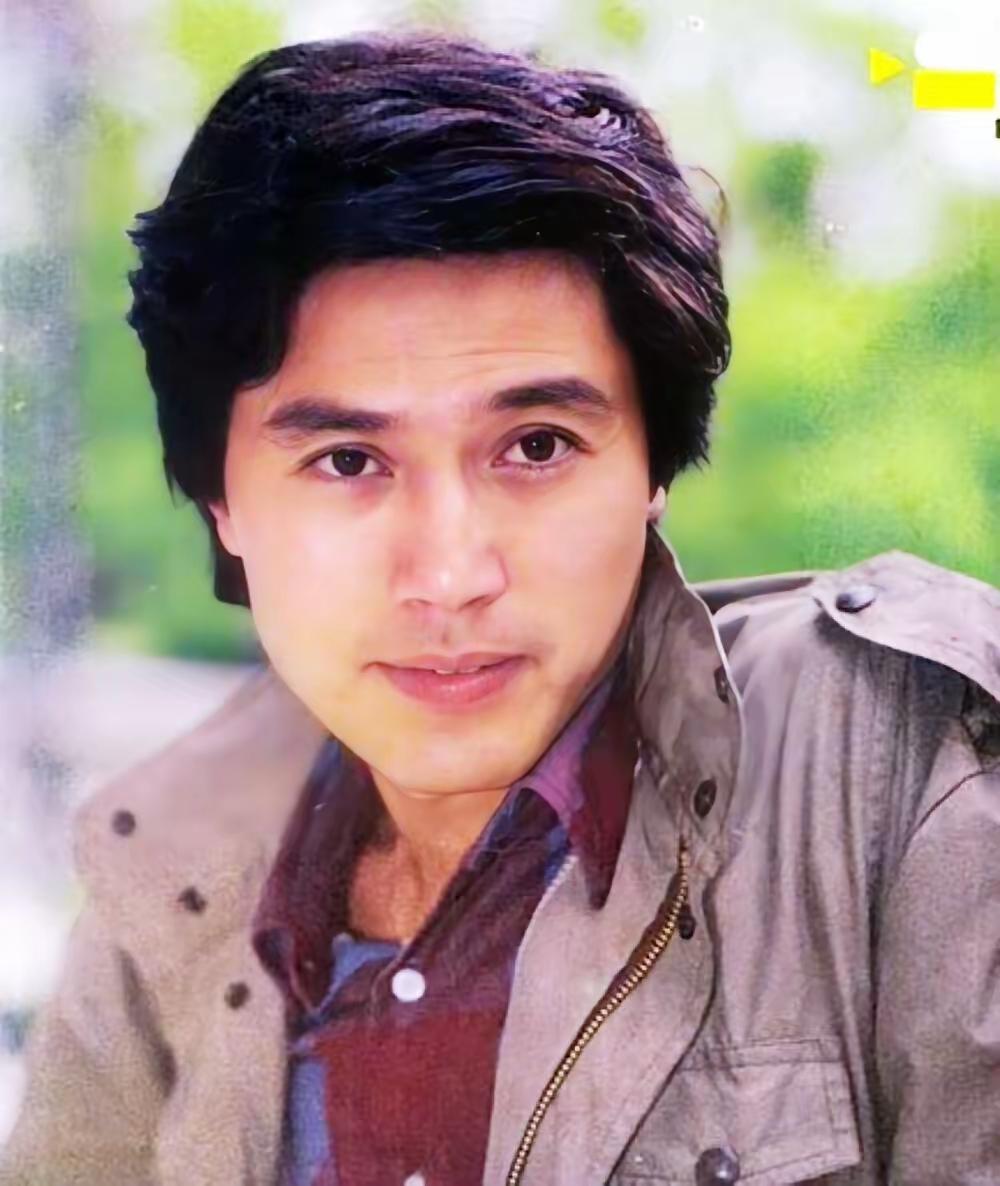 老戏骨王伟平上影厂演员，他妻子是圈外人。婚后育有一女，2004年宣布退出影视，回