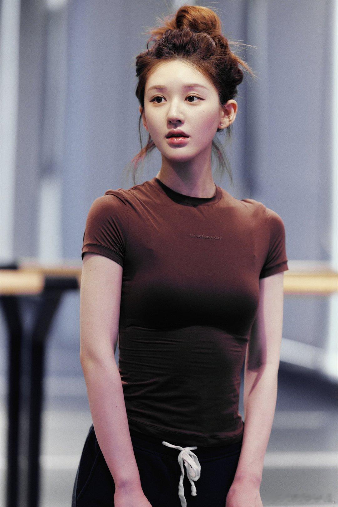 不用浓妆华服，一件简单的修身练功衣绑上丸子头，曼谷演唱会彩排间隙随手一拍就已足够