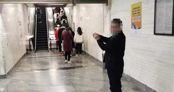 一人掩护一人下手，两男子地铁站偷手机，民警视频追踪将其抓获