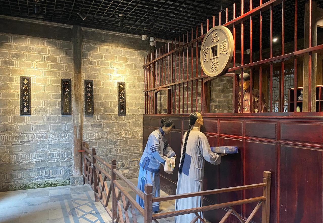 古代的典当行，死当和活当有什么区别，利息怎么算？

走进一家当铺，最先感受到的不
