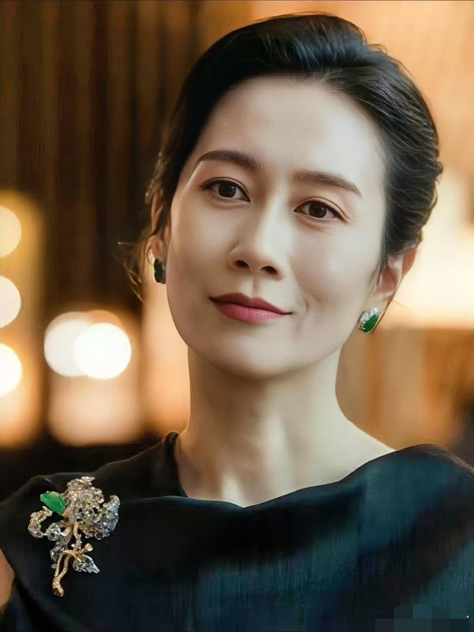 温峥嵘这个人，
唱歌好不好听我不评价，
但是有一点不得不说一下，那就是她真的很听