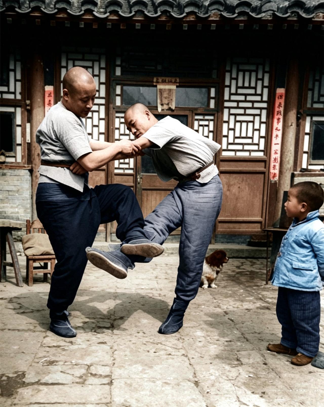 1946年5月，北平一处四合院内，两名光头男子正抓袖搭手、起腿勾绊，演练满族传统
