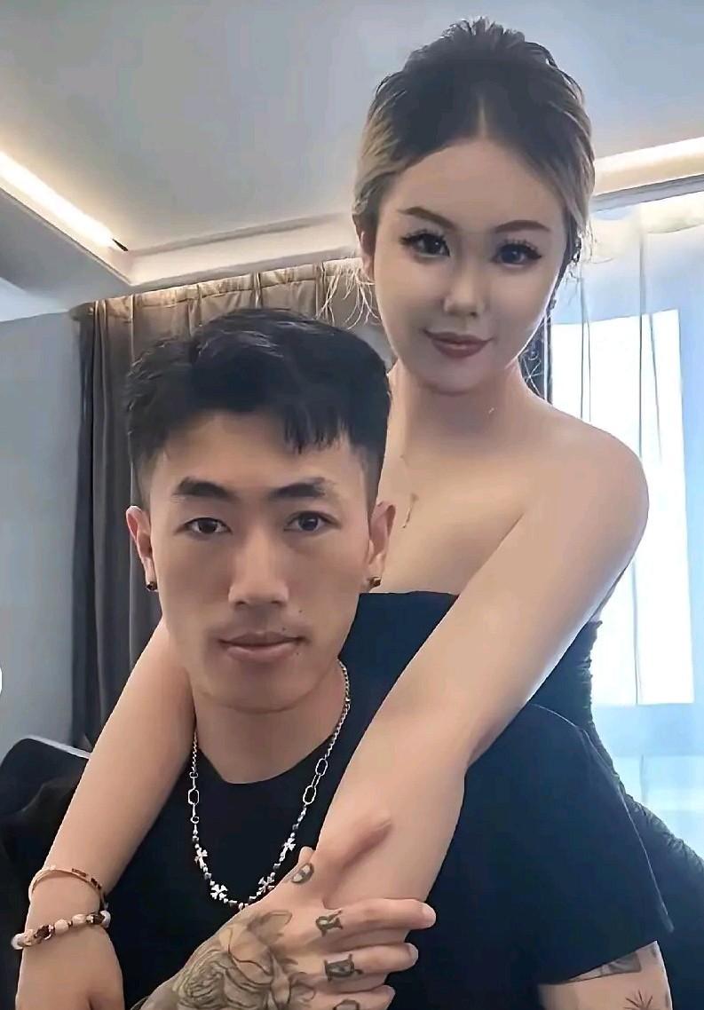 护士带男友值班被停职，

违规操作惹争议，

医院究竟该不该严惩？

青岛有个护