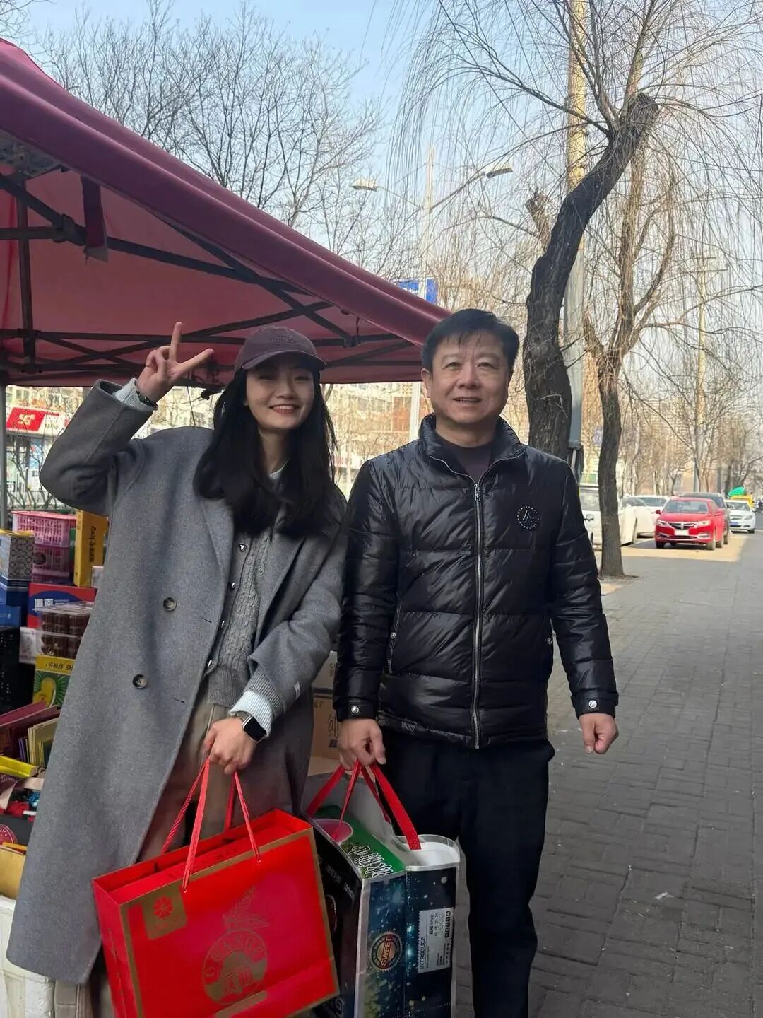 时隔27年，照片里的陌生人，在同一地点“重逢”