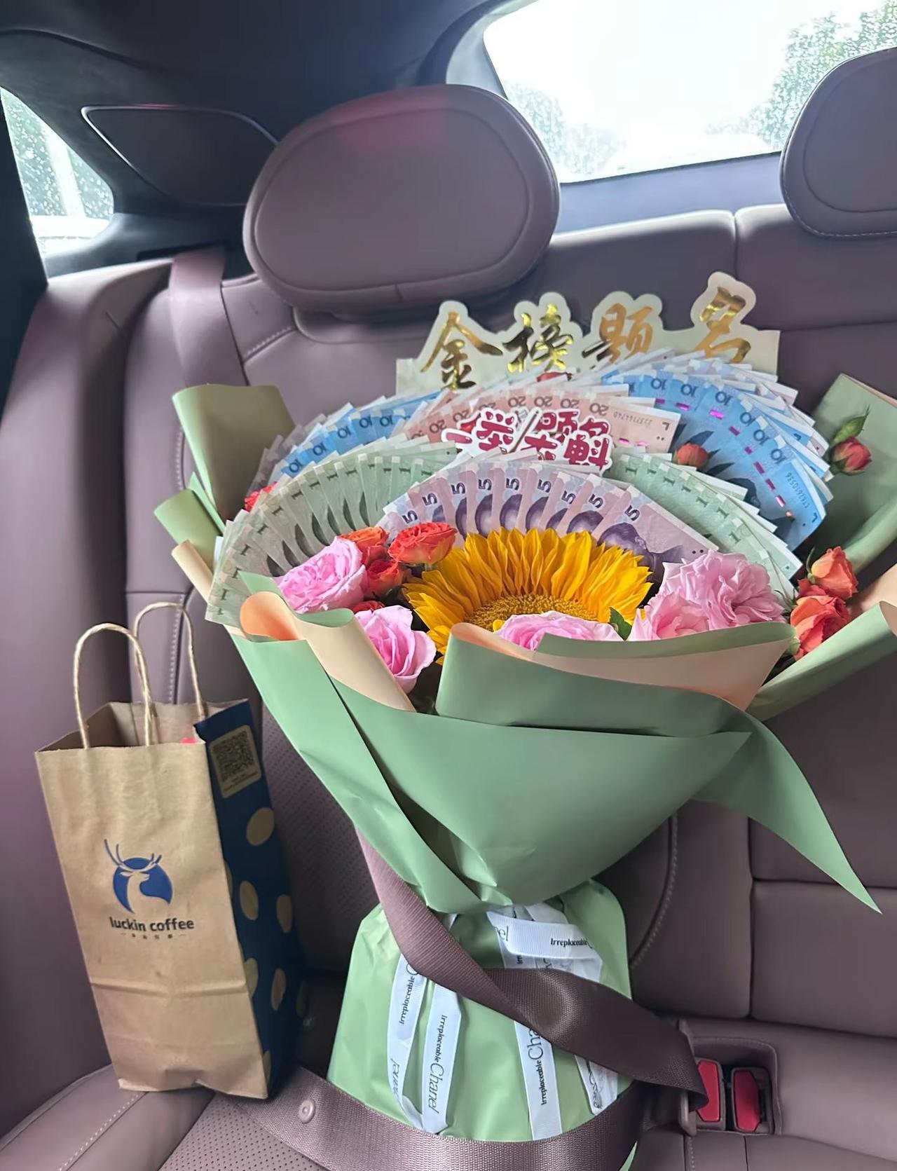 中考结束，带上鲜花💐接公主👸回家，仪式感必须有，这一刻不问成绩，不问结果，付