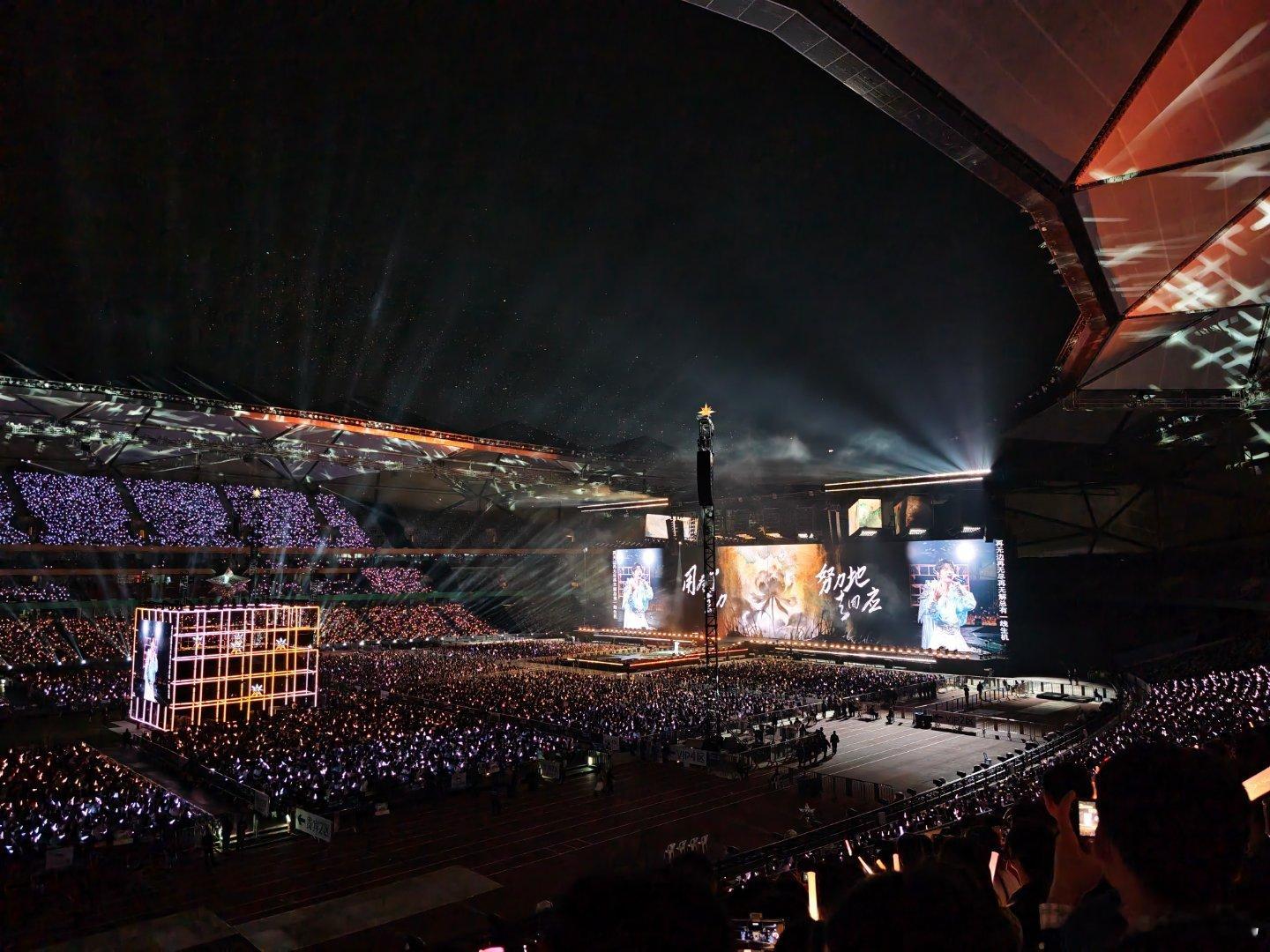 回深的周末，又来看周深了。看完明天继续出差。 深圳·深圳大运中心体育馆