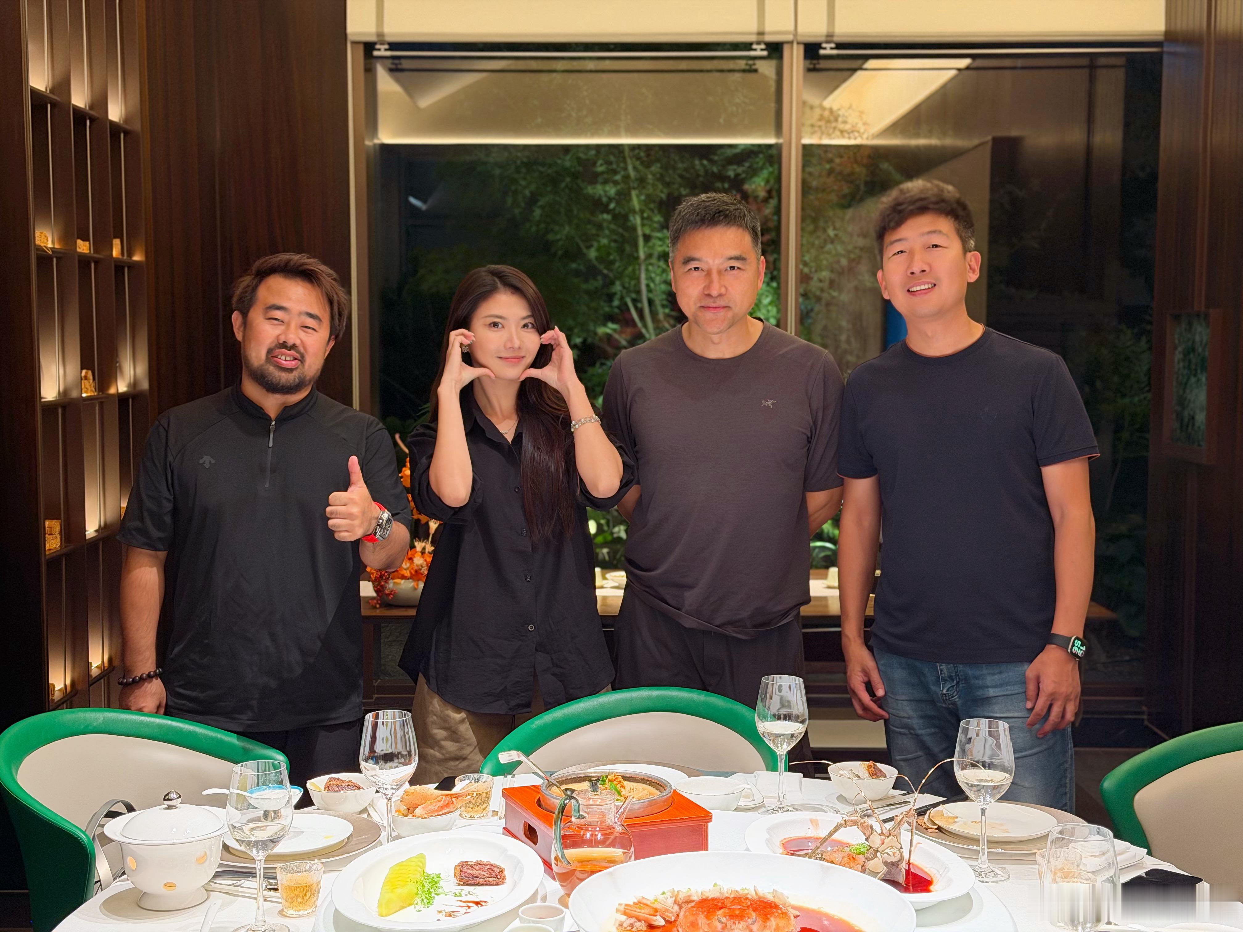 还得是花叔啊，带我们到这么雅的地方吃饭，4个人吃饭，5个人服务，倒茶倒水倒酒的人
