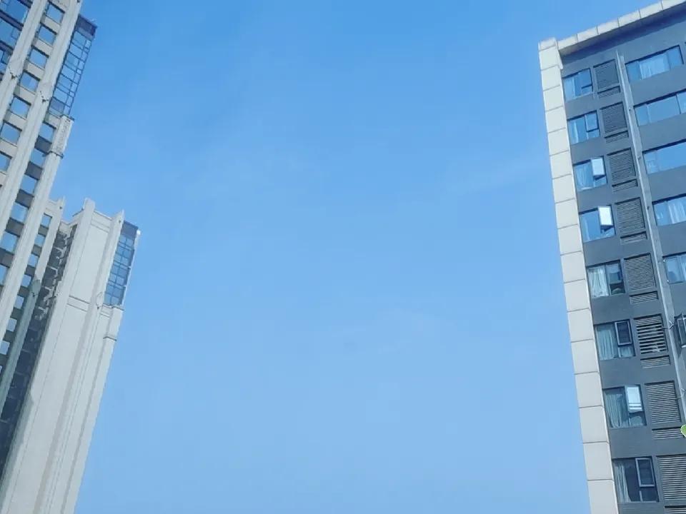 晒图笔记大赛成都的天空今天是蓝蓝的样。