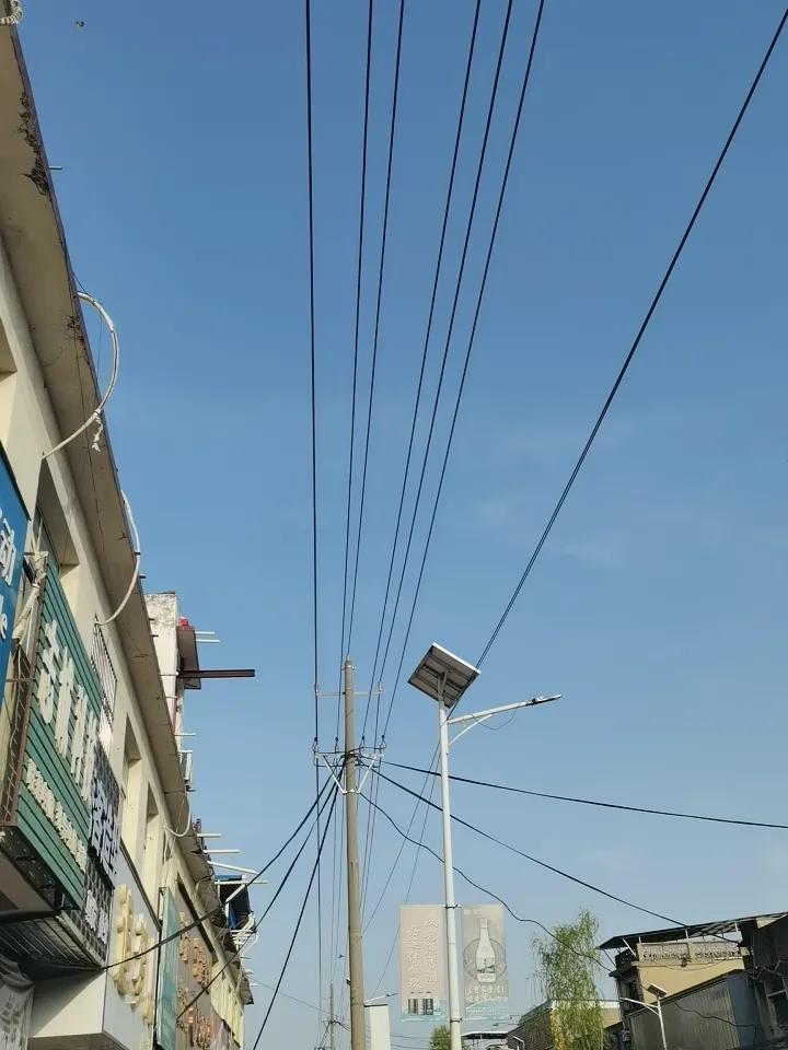 一碧千里，流云漫染天际，城市在澄澈湛蓝天空下温柔舒展。