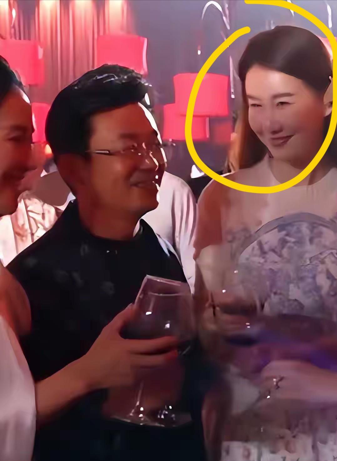 王宝强，捡到宝了。

7月6日，42岁的王宝强，冲上热搜，这一次，不是因为新电影