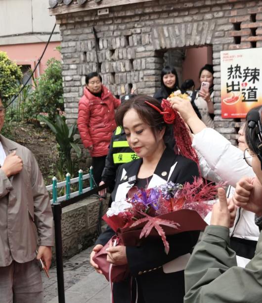 刷到刘晓庆在重庆戴家巷被围观的视频，说实话，第一眼真没看出是75岁。
黑西装，