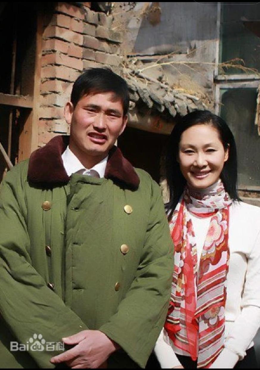 同大衣哥合影的这个人你认识吗？能说出她的名字吗？